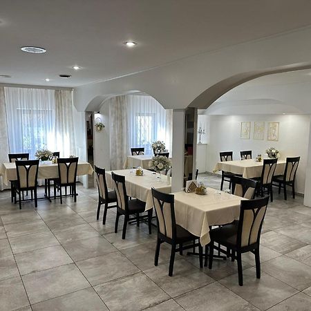 Golden Golem Hotel & Spa Прага Экстерьер фото