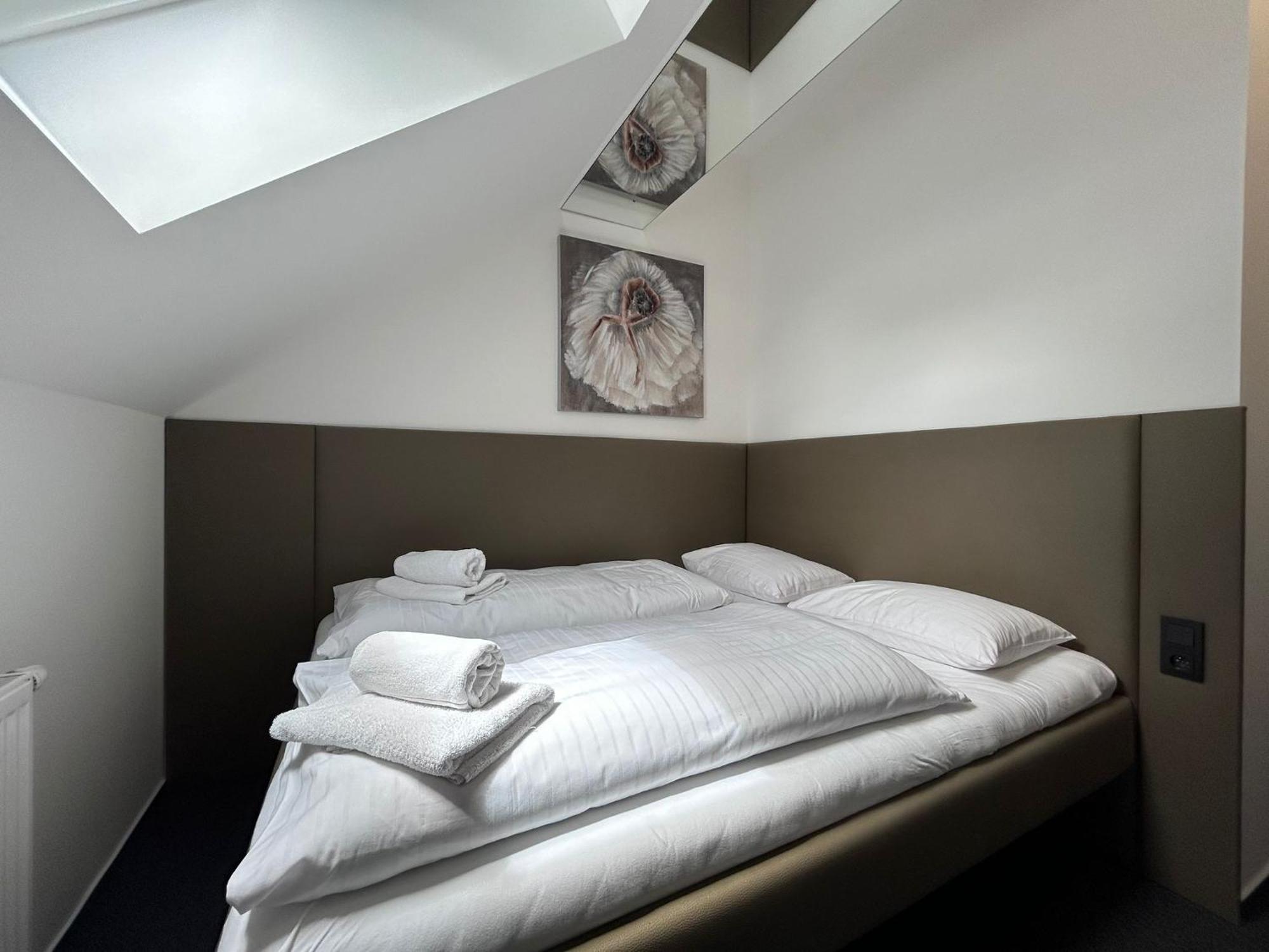 Golden Golem Hotel & Spa Прага Экстерьер фото