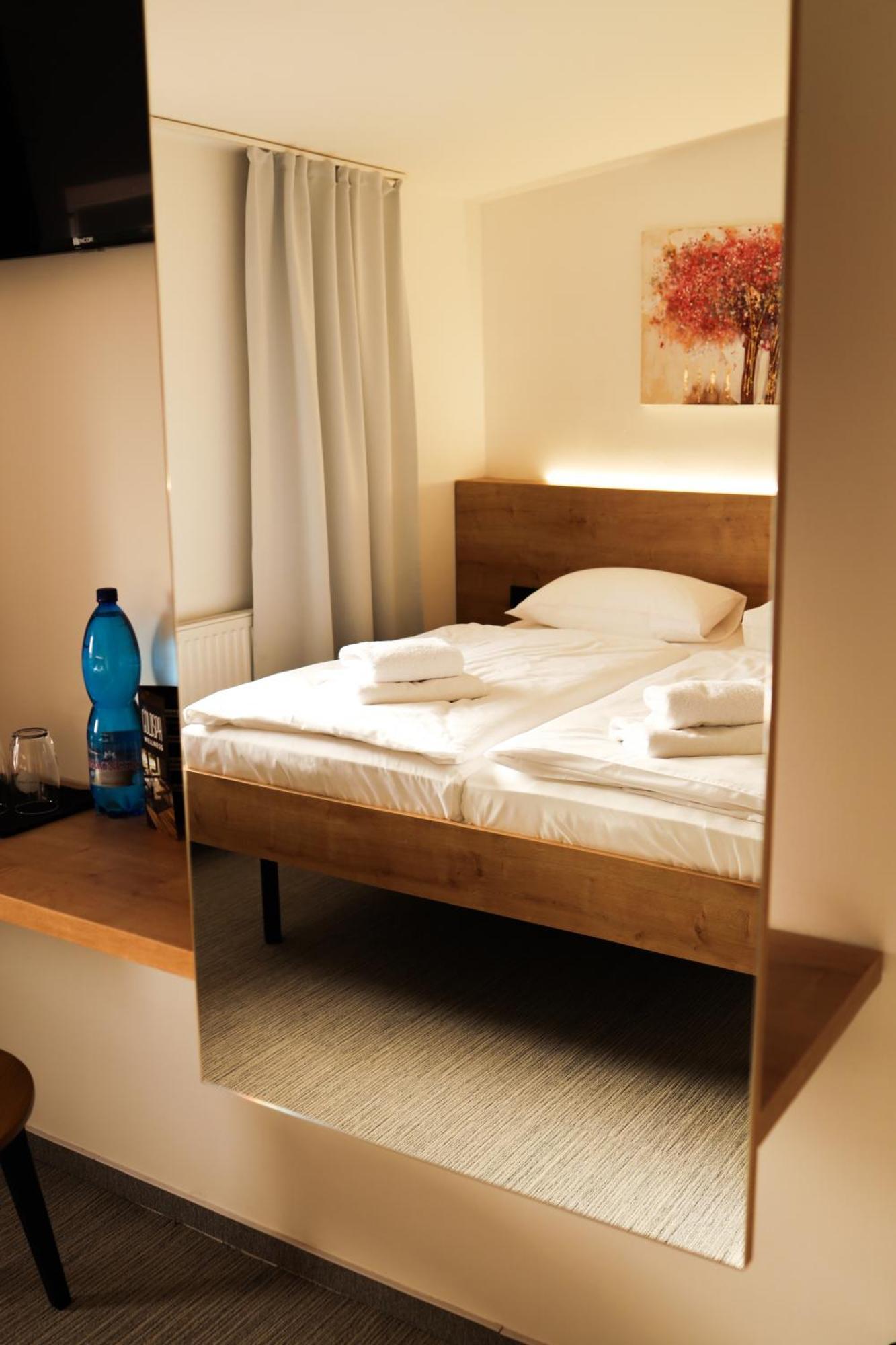 Golden Golem Hotel & Spa Прага Экстерьер фото