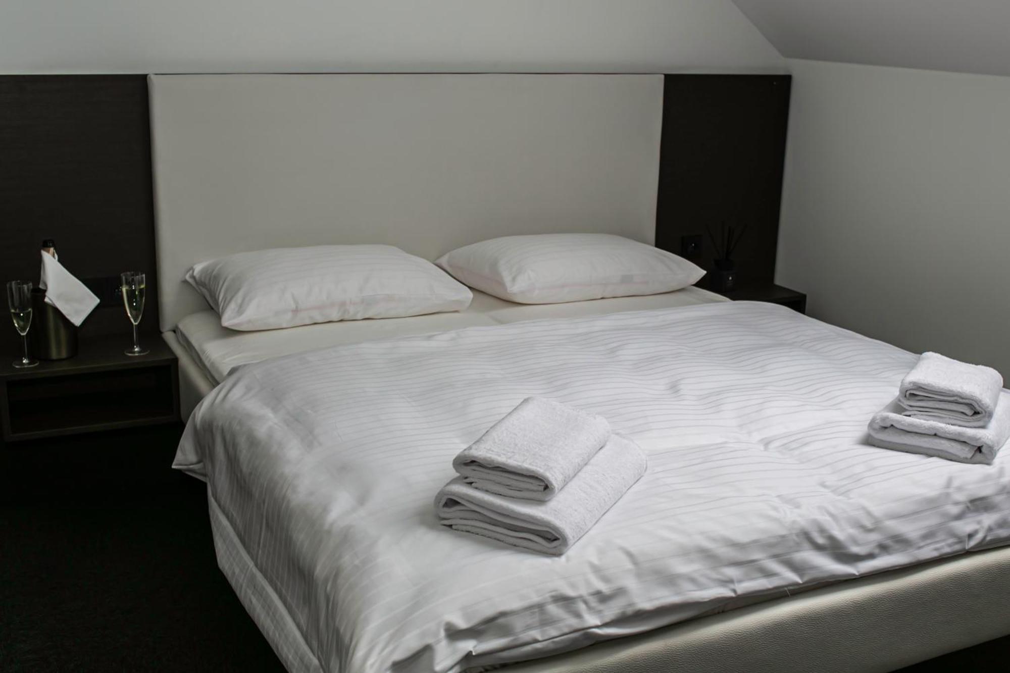 Golden Golem Hotel & Spa Прага Экстерьер фото