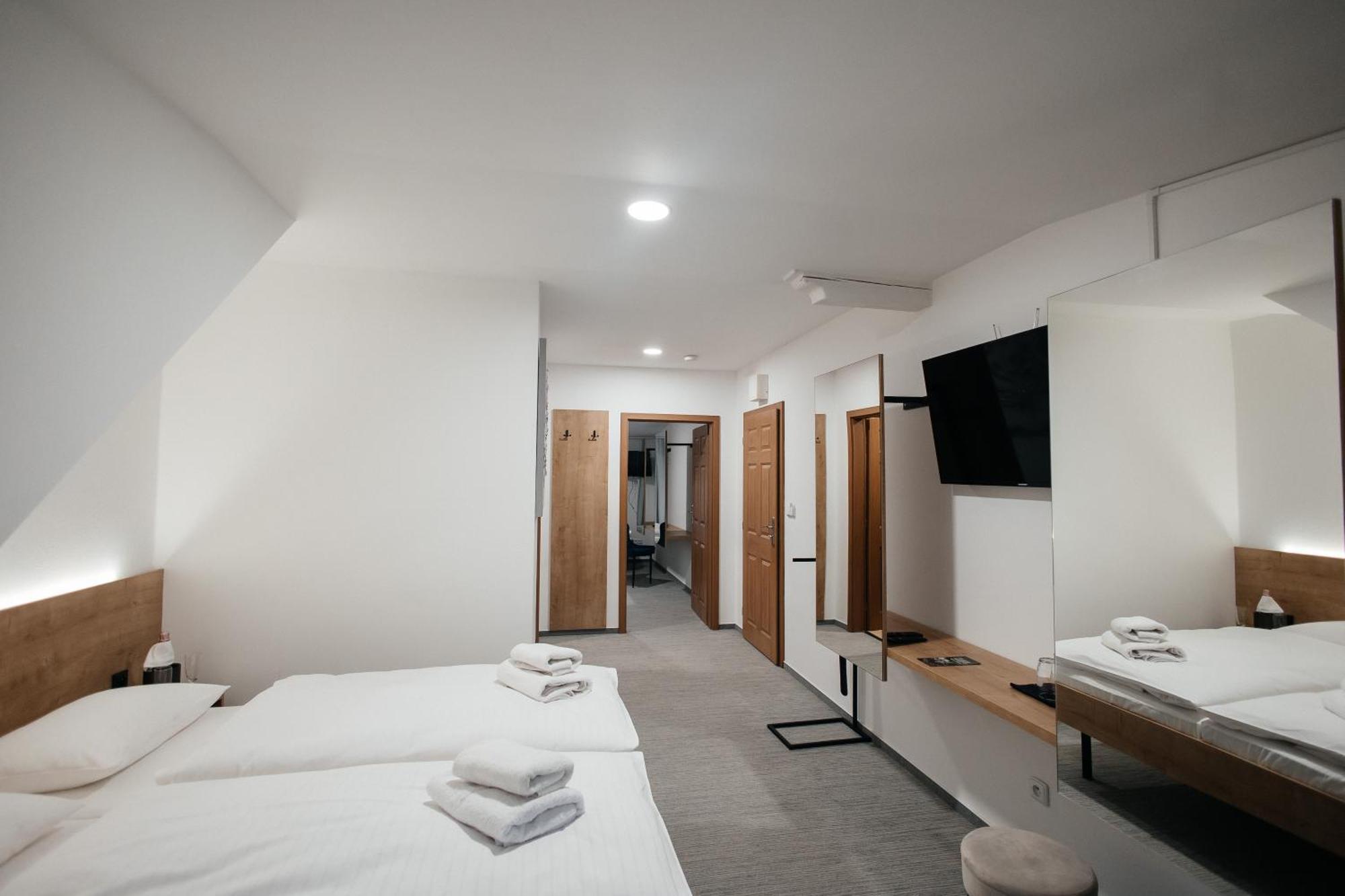 Golden Golem Hotel & Spa Прага Экстерьер фото