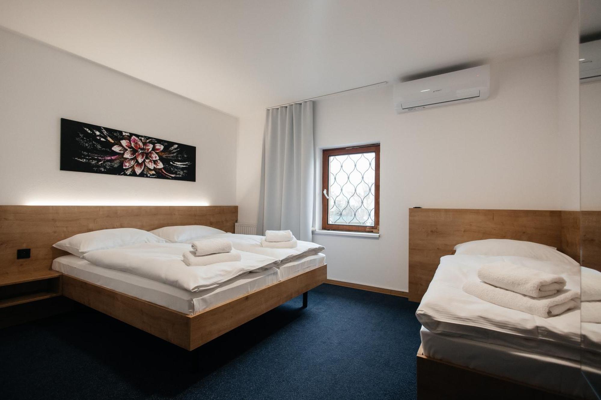 Golden Golem Hotel & Spa Прага Экстерьер фото