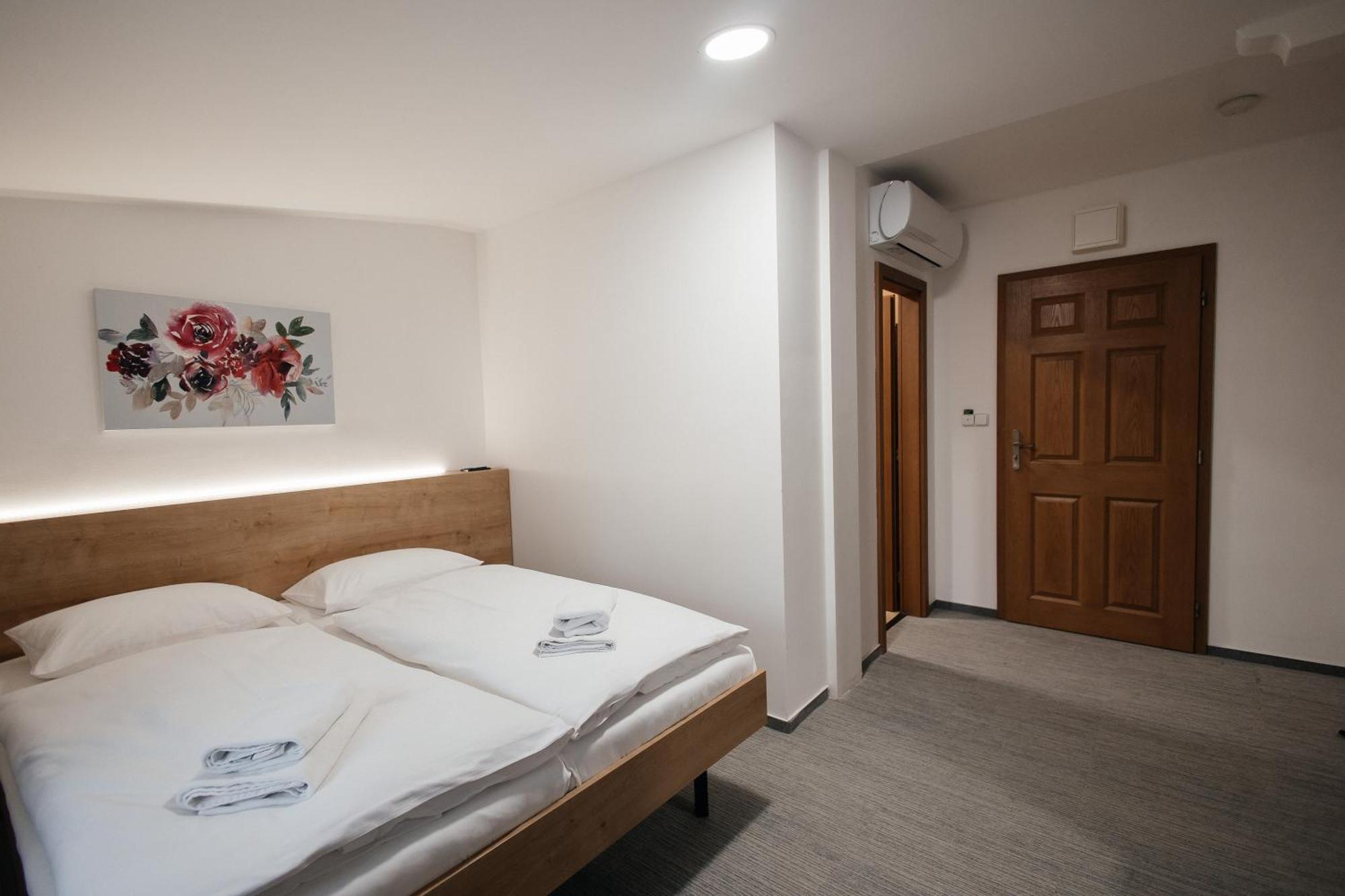 Golden Golem Hotel & Spa Прага Экстерьер фото