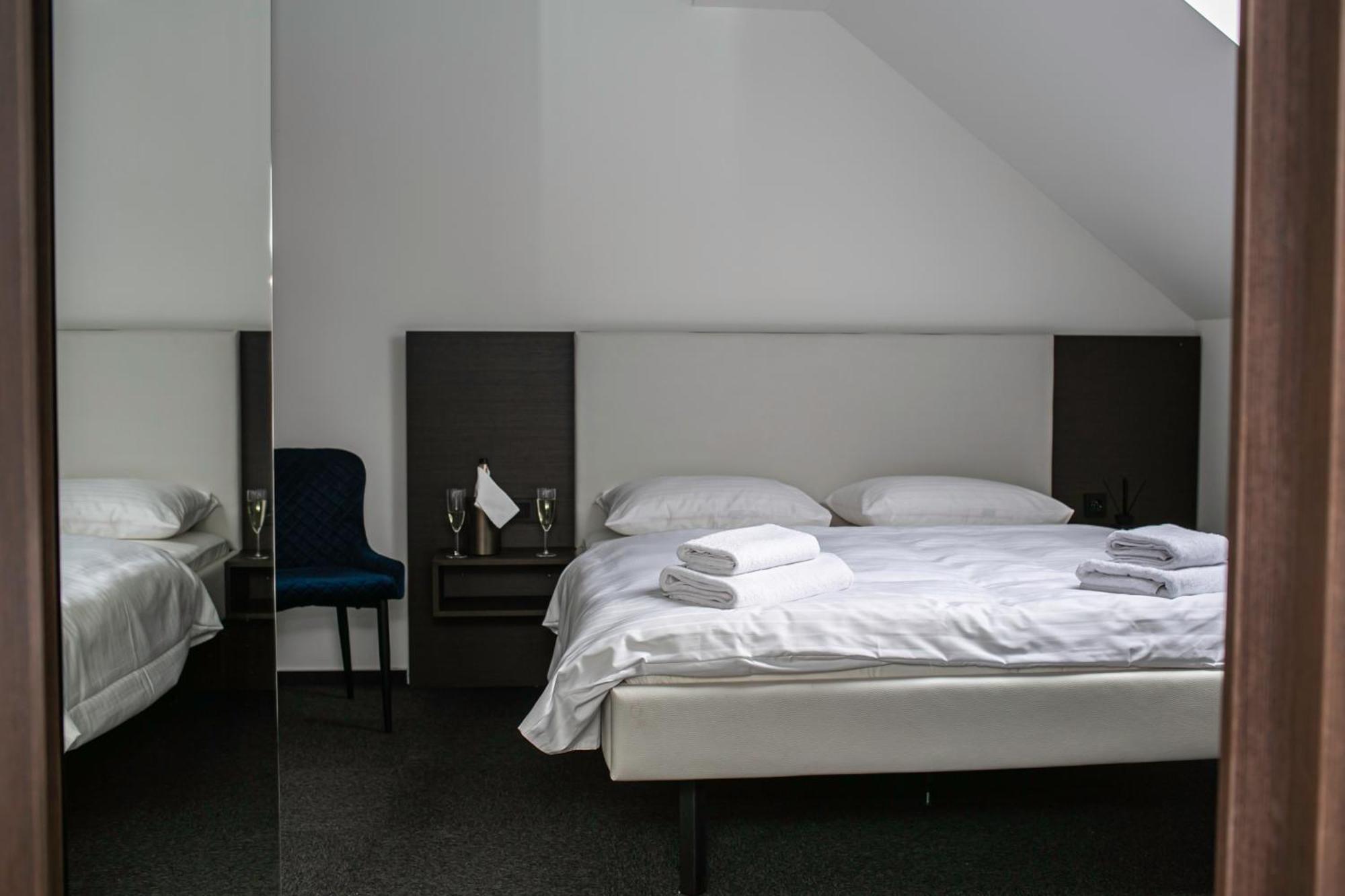 Golden Golem Hotel & Spa Прага Экстерьер фото